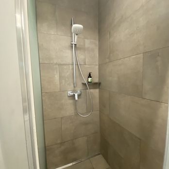 Bee Green Linz - Shower - Hotels Near Me - Linz, 4