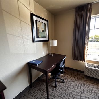 Cobblestone Inn & Suites - Altamont - Table - Hotels Near Me - Altamont, Illinois Cobblestone Inn & Suites - Altamont - Table - Hotels Near Me - Altamont, Illinois