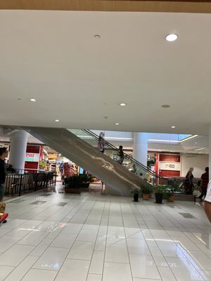 Gurney Plaza by null