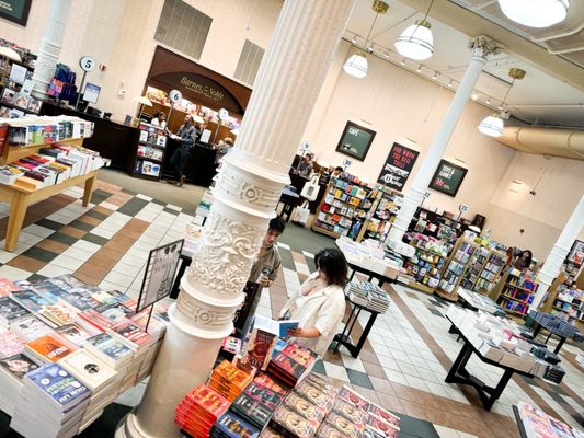 Barnes & Noble by null