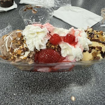Braum's Ice Cream and Dairy Store - Banana Split - Ice Cream & Frozen Yogurt Near Me - Flower Mound, Texas Braum's Ice Cream and Dairy Store - Banana Split - Ice Cream & Frozen Yogurt Near Me - Flower Mound, Texas