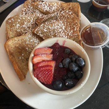 Redhead Bay Cafe - Traditional French Toast with Berries - New American Near Me - Virginia Beach, Virginia