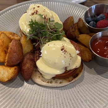 Farley - Traditional eggs Bennie with thick slab of ham - Bars Near Me - Sausalito, California