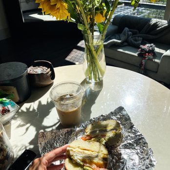 Rosen’s Bagels - Classic breakfast on an Everything bagel w/sausage, cheddar, avocado, tomato, hash brown - Bagels Near Me - Austin, Texas Rosen’s Bagels - Classic breakfast on an Everything bagel w/sausage, cheddar, avocado, tomato, hash brown - Bagels Near Me - Austin, Texas