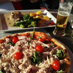 Ristorante Fellini's - Pizza mit Kalbsfleisch und Thunfischcreme, im Hintergrund Kalbsmedaillons mit Gemüse und Rosmarinkartoffeln