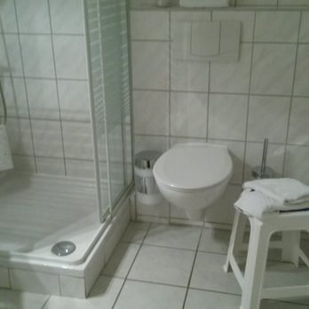 Hotel Combecher - Bad/Toilette (etwas höher als gewöhnlich), Duschhocker - Hotels Near Me - Neukirchen, HE