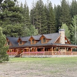 The Lodge At Whitehawk - The main building. Breakfast is served on the wrap around porch or inside