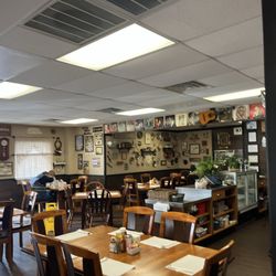 COUNTRY SKILLET CAFE - Decor ( it looks small from outside but is bigger on the inside)