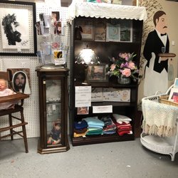 608 Vintage - Baby basket in wicker. Removable base has Large storage tray on bottom with one area of disrepair but otherwise like new!