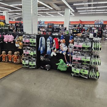 Spirit Halloween - Scary dollls - Costumes Near Me - Burbank, California