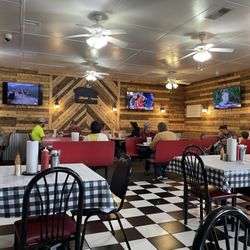 Bones Backstreet BBQ Jemison - Dining area