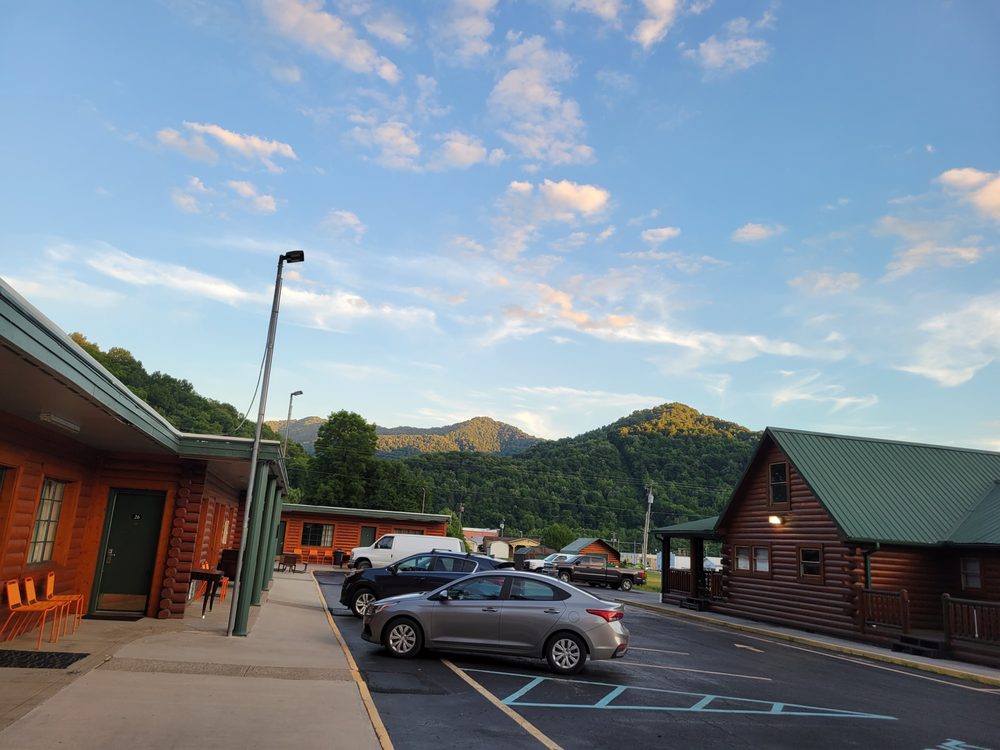 MOUNT AIRE MOTEL Updated October 2024 36 Photos 355 Skidmore Dr