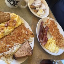 Carpenter's Diner - Omelet scrambled eggs French toast
