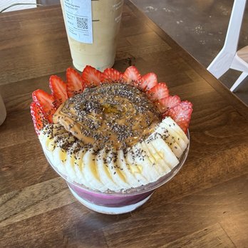 Boa Bowls - Strawberry and banana bowl - Juice Bars & Smoothies Near Me - Winter Garden, Florida