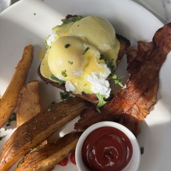 Commelfo Restaurant - Benedict - Modern European Near Me - Miramar Beach, Florida
