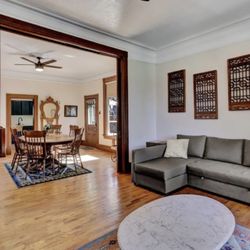 Golden Dreams Inn - Living and dining room
