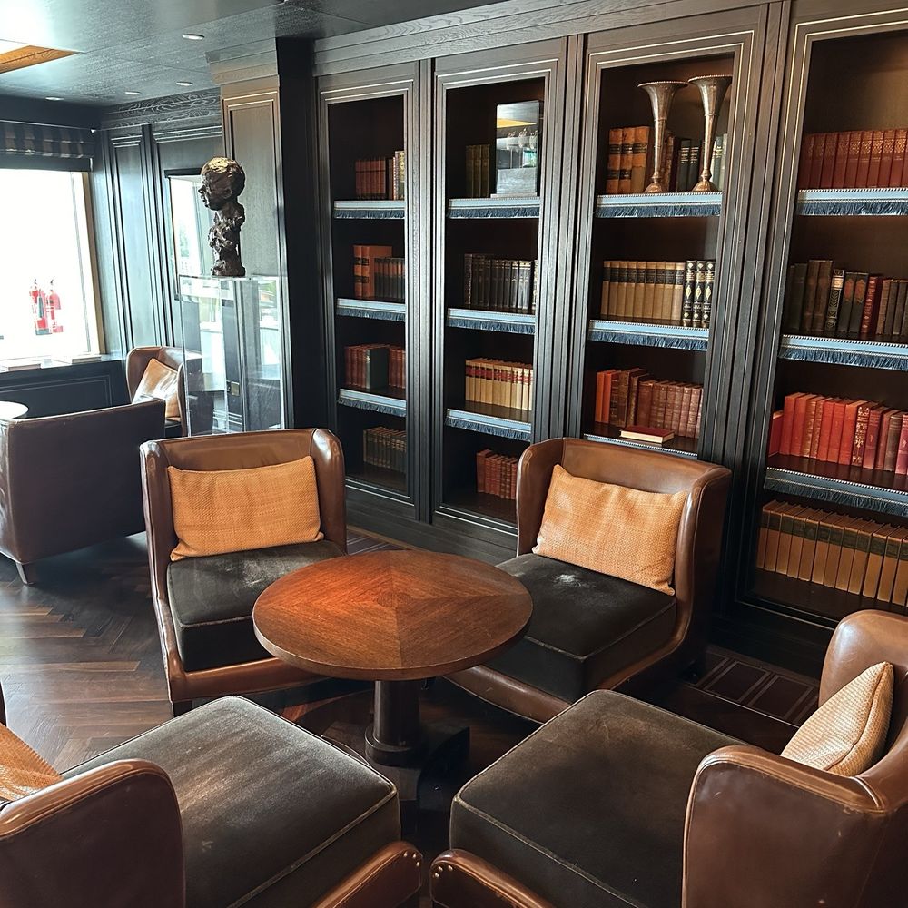 Europe Hotel - Library - Hotels Near Me - Killarney, Kentucky