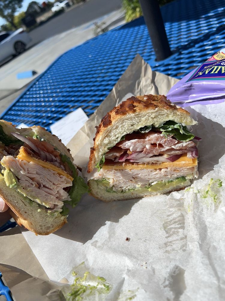 Dada’s Deli - Photo 3