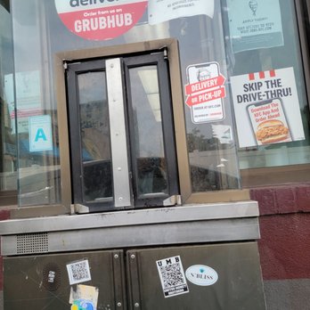 KFC - Employees ignoring customers for no reason. - Fast Food Near Me - Saint Louis, Missouri KFC - Employees ignoring customers for no reason. - Fast Food Near Me - Saint Louis, Missouri