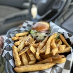 Dare Deli & Steamhouse - Guacamole bacon burger