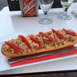 Almanzora - Tosta de atún y pimientos.