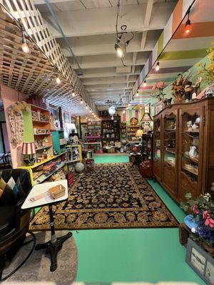 Buddylou's Eats Drinks & Antiques by null