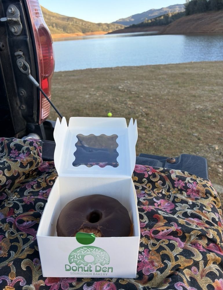The Donut Den Logo