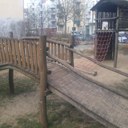Spielplatz - Brücke und Kletterhaus