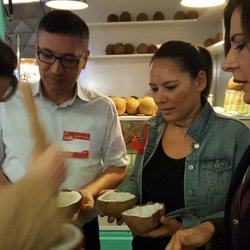 Kanyon Alışveriş Merkezi - Hindistan cevizini kırmak için biraz çaba ve deneyim gerekiyor.