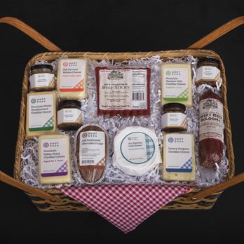 Goot Essa - Country Picnic gift basket - Cheese Shops Near Me - Howard, Pennsylvania Goot Essa - Country Picnic gift basket - Cheese Shops Near Me - Howard, Pennsylvania