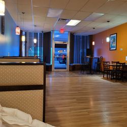 JJ Garden - Spacious, warmly lit dining room