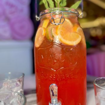 Sugar Factory Foxwoods - a pitcher of iced tea with orange slices and mint - American Near Me - Mashantucket, Connecticut Sugar Factory Foxwoods - a pitcher of iced tea with orange slices and mint - American Near Me - Mashantucket, Connecticut