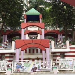 堅巷花園 - Staircases and a fountain