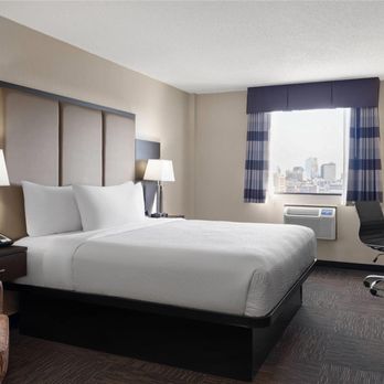 Ramada by Wyndham Saskatoon - Suite - Hotels Near Me - Saskatoon, Saskatchewan Ramada by Wyndham Saskatoon - Suite - Hotels Near Me - Saskatoon, Saskatchewan