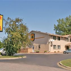 Super 8 by Wyndham Chaska - Welcome to the Super 8 Chaska