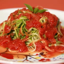 Deli Fresh Food - Espaguete de abobrinha com molho de tomate e pesto