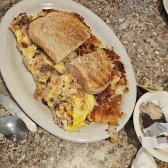 Middlesex Diner - Meat lovers omelet with rye - Diners Near Me - Carlisle, Pennsylvania Middlesex Diner - Meat lovers omelet with rye - Diners Near Me - Carlisle, Pennsylvania