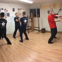 Houston Moy Tung Ving Tsun Kung Fu - Students playing "Chi Sao."