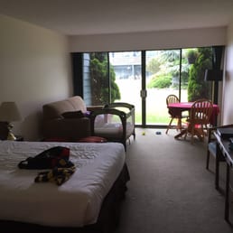 Spacious rooms and the friendliness of the owners can't be beat! Walk out the sliding glass doors and the view of the ocean is spectacular!