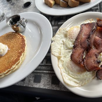 Creekside Garden Cafe - Pancakes and bacon with over easy eggs - Breakfast & Brunch Near Me - Cambria, California