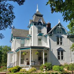 Laurel Manor House Bed and Breakfast - Built in 1888 Laurel Manor House Bed and Breakfast has 19th century charm and 21st century comfort (including central a/c!)