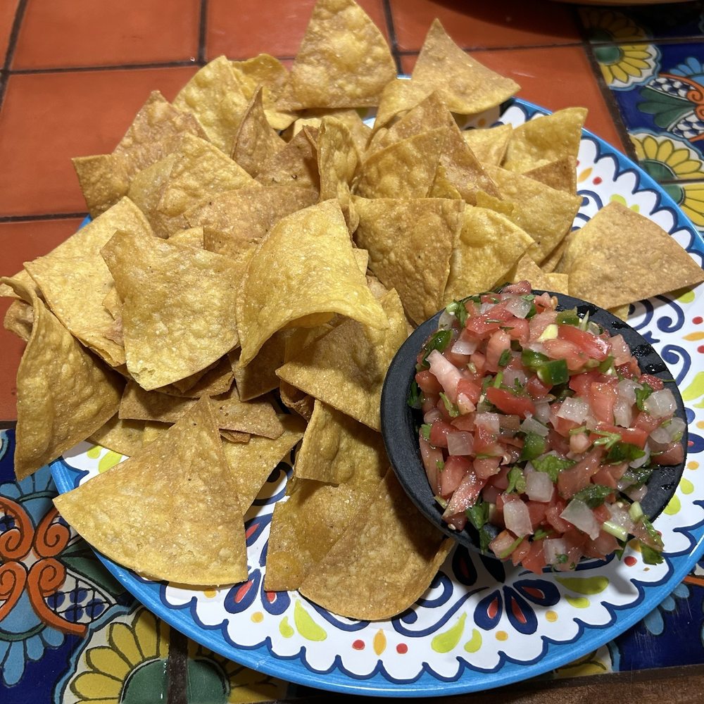 El Limon Bristol - Chips and Salsa - fresh and mild - Mexican Near Me - Bristol, Pennsylvania El Limon Bristol - Chips and Salsa - fresh and mild - Mexican Near Me - Bristol, Pennsylvania