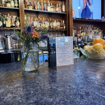 Uptown Grill - Fresh flowers daily - Cocktail Bars Near Me - Olympia, Washington