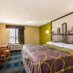 Super 8 by Wyndham Sulphur Lake Charles - 1 King Bed Room