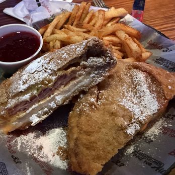 Bubba's 33 - Monte Cristo 12.19.2025 - Bars Near Me - Lubbock, Texas