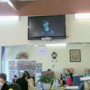 Pro Nails Design - There he is- Enrique Iglasias.  This was like the 6th video....I was in awe. But not in a good way - Nail Salons Near Me - San Jose, California