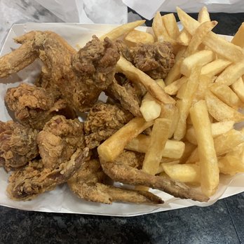 Harold's Chicken - Six Wing Dinner - Chicken Wings Near Me - Schaumburg, Illinois Harold's Chicken - Six Wing Dinner - Chicken Wings Near Me - Schaumburg, Illinois