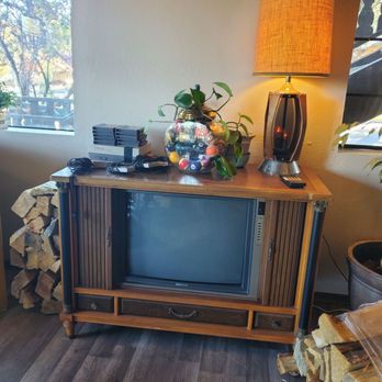 The Burgundy - Lobby! Love this old school tv!! - Big Bear Lake, CA
