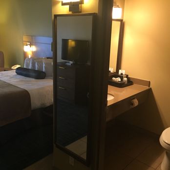 Best Western Plus Winnipeg West - Bath, tv in the mirror and bed - Hotels Near Me - Headingley, Manitoba