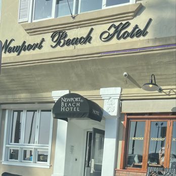 Newport Beach Hotel - Newport Beach Hotel the front entrance you're right on the boardwalk close to the pier - Hotels Near Me - Newport Beach, California